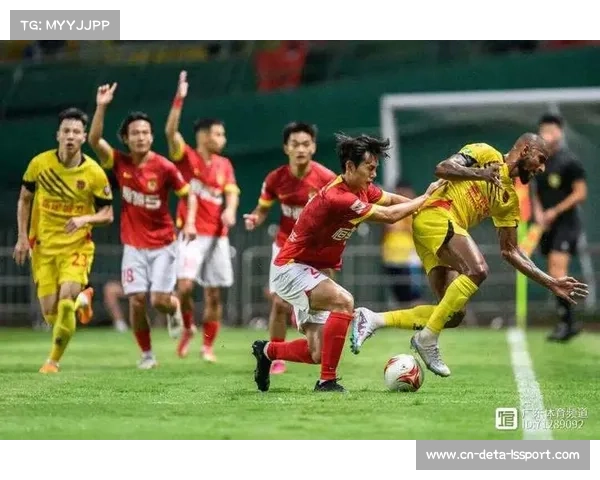雨战中皮球滑脱,门将屡现扑救失误
