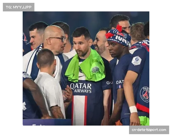 特写：法甲赛场，球迷冲入场内向梅西致敬导致比赛暂停